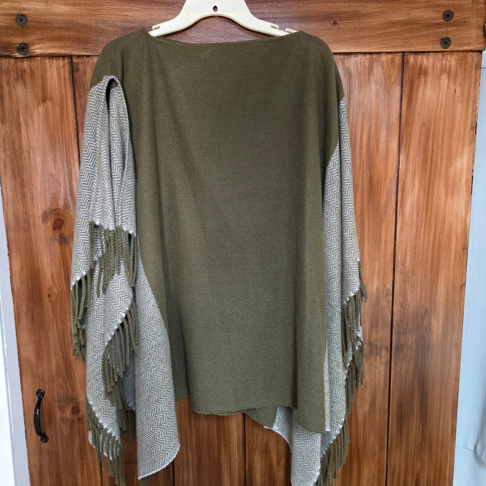 Womens Poncho OS Army Khaki Green Herringbone Fringe Wrap Universal Thread, NWOT
